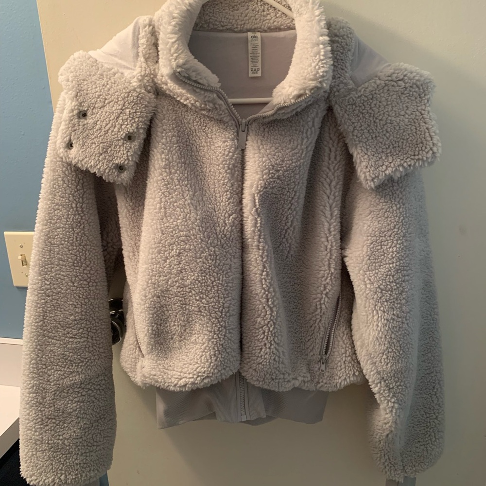 Alo yoga Foxy Sherpa jacket. Excellent used condition! Super cute!
